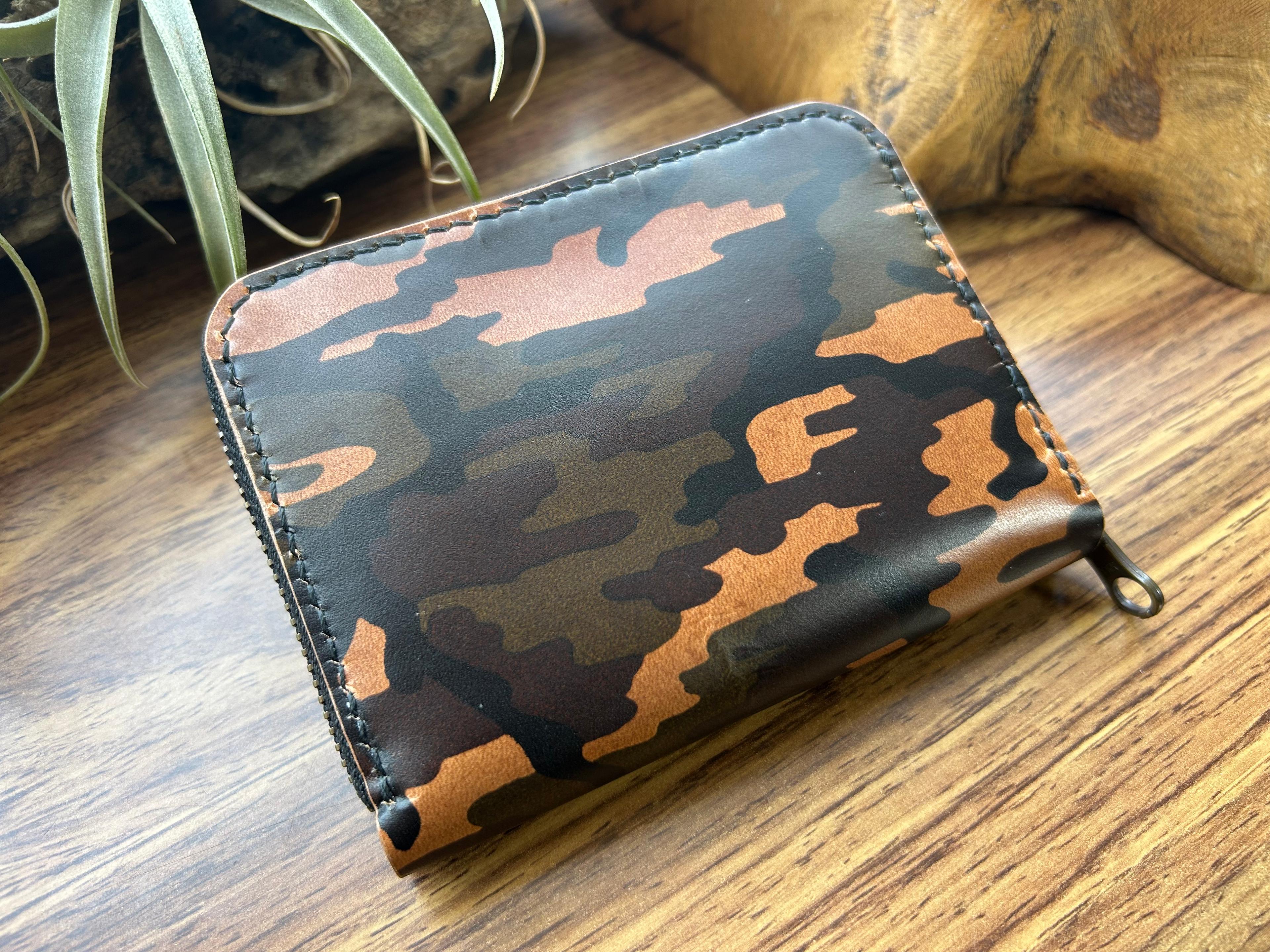 【牛ヌメ革】迷彩柄　手のひらサイズのラウンドファスナー財布　コンパクト　手縫い　ハンドメイド